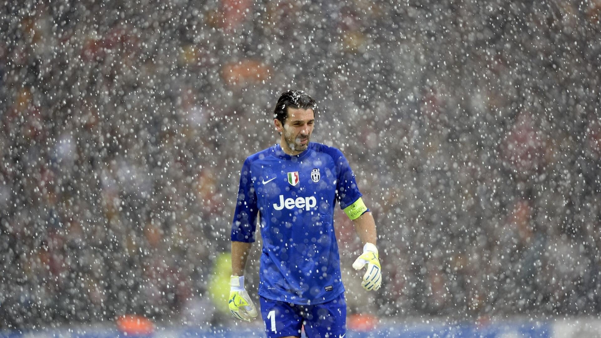 挑战传统！国内足球场上硝烟弥漫，足球场爆炸事件